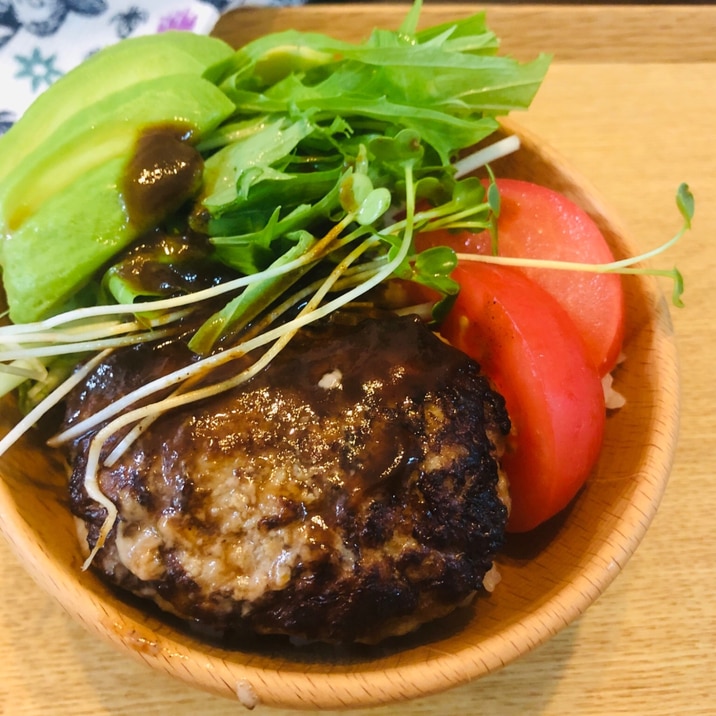 アボカドとハンバーグでロコモコ丼